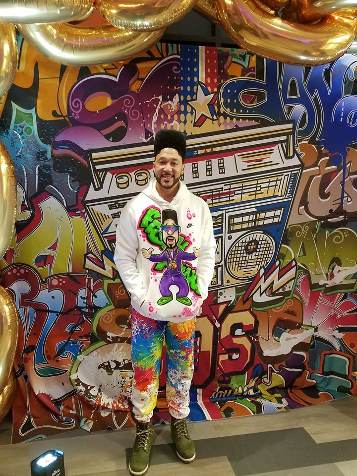 Charlie Batch dressed for the 90s theme!